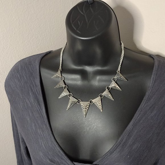 Silver Tone Metal Spikey Necklace Adjustable 18 To 20 Inches Long - Picture 1 of 11
